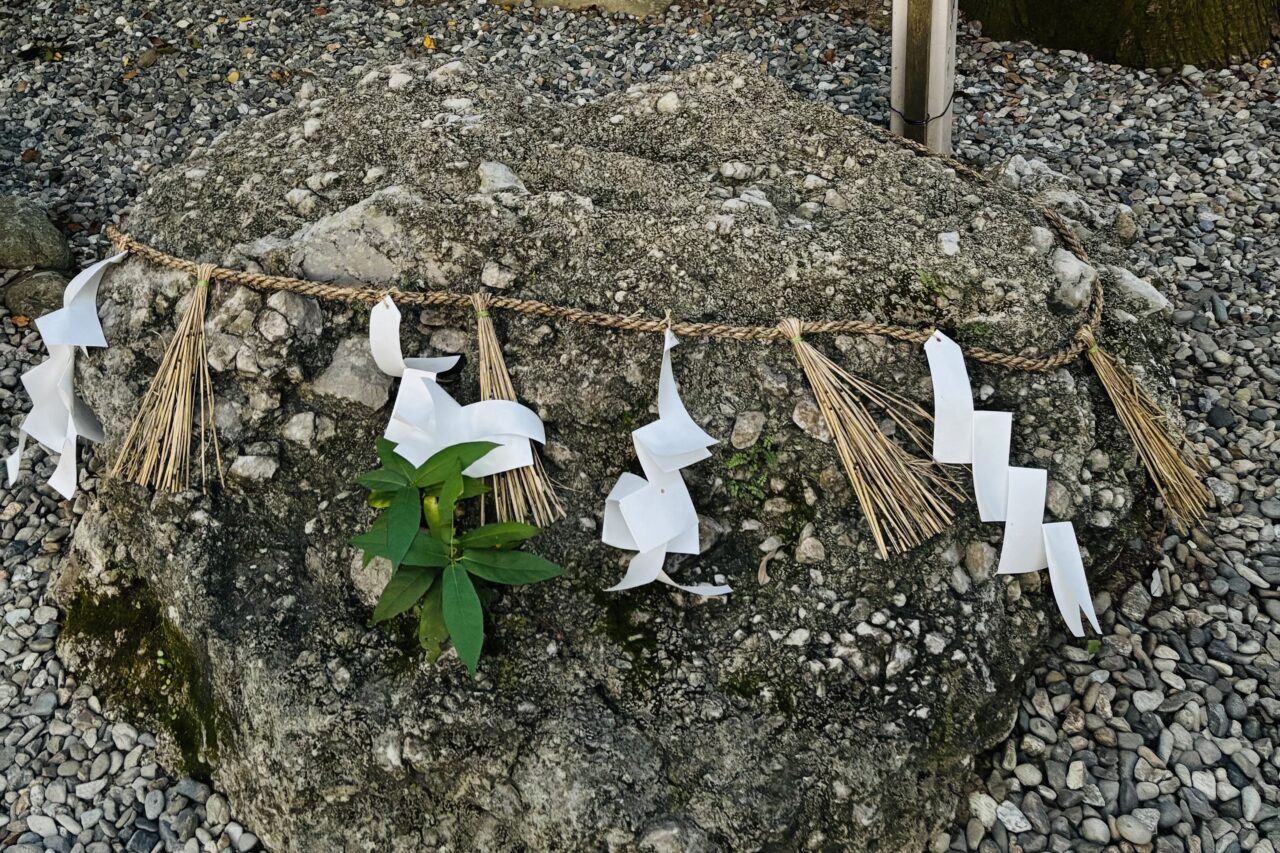 猿田彦神社　さざれ石