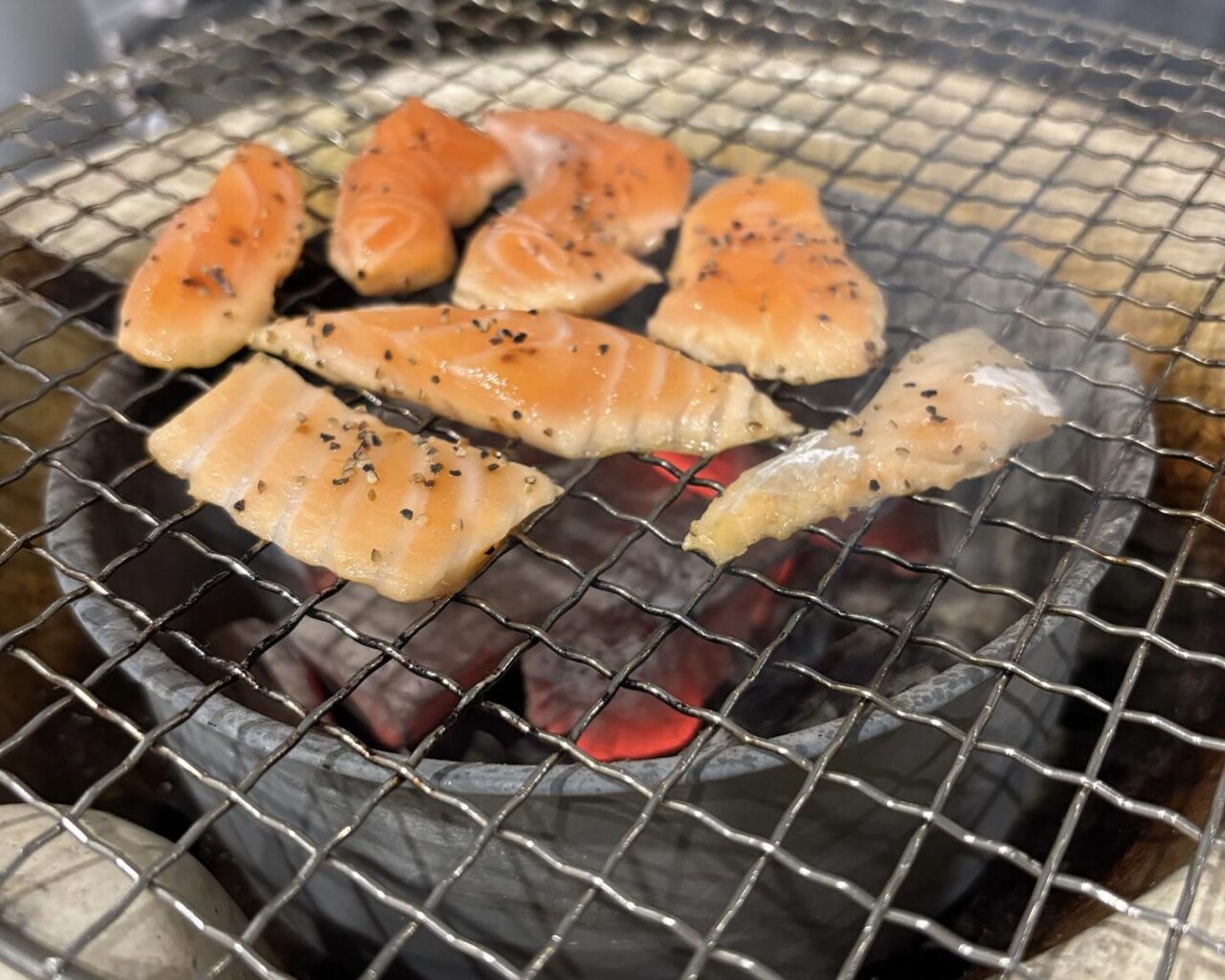 備長炭で焼くサーモン